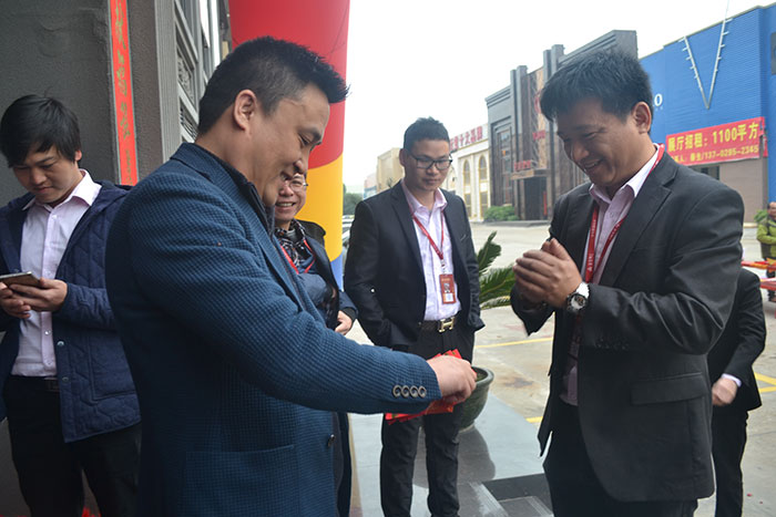 南宫娱乐瓷砖营销总司理罗胜派利是