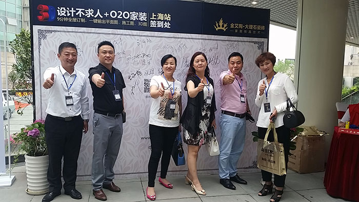 南宫娱乐瓷砖品牌营销总司理罗胜先生与嘉宾合影