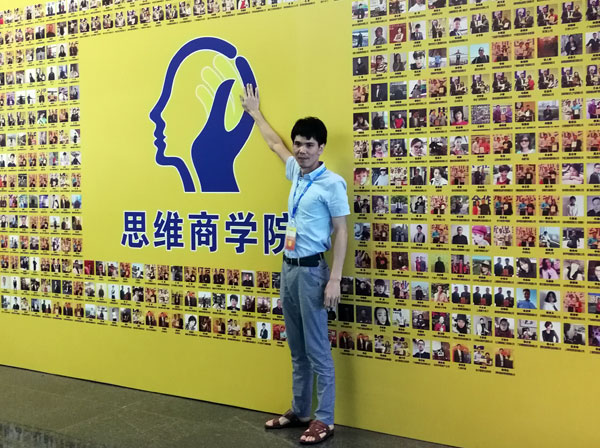 现在，，，，，80后已经生长为壮年，，，，，逐渐成为各个岗位的主要认真人，，，，，因生涯的洗礼变得理性而不再激动。。。。。。“80后”，，，，，他们青春洋溢，，，，，在各个岗位上都冲在最前线。。。。。。“80后”独具个性和魅力，，，，，已然成为各行各业主力军代表人物。。。。。。作为80后典范的创业乐成代表陶瓷一线品牌 南宫娱乐瓷砖 龙川总署理吴金星与他的销售团队即是其中之一。。。。。。