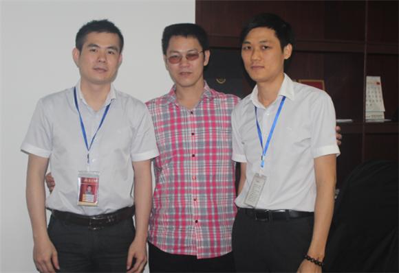 南宫娱乐产品研究司理苏成香（右一）、南宫娱乐网络营销主管王宏城（左一）与记者合影
